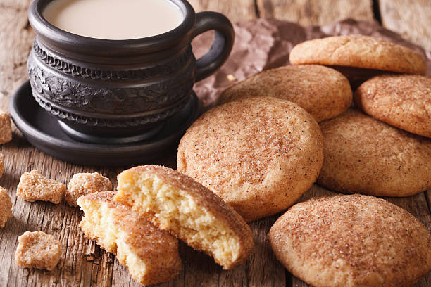 hausgemachte snickerdoodle kekse hautnah auf dem tisch. horizontale - close up cookie gourmet food stock-fotos und bilder