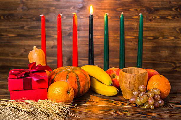 concepto festivo kwanzaa africano con velas decorativas rojas - gift orange green package fotografías e imágenes de stock