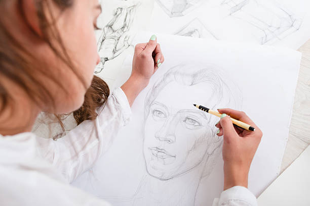 artista dibujando retrato a lápiz de primer plano - dibujo al lápiz fotografías e imágenes de stock