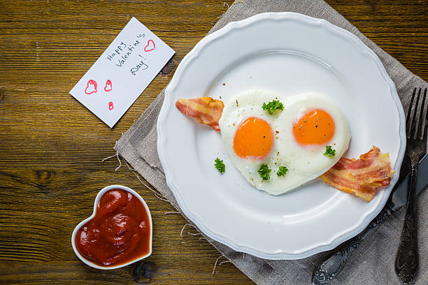desayuno de san valentín - huevos, tocino, ketchup - eggs breakfast heart shape fried egg fotografías e imágenes de stock