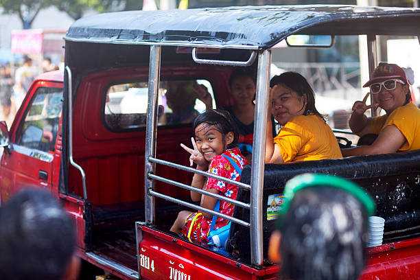 felice in tuktuk a songkran - bangkok thailand asia water taxi foto e immagini stock