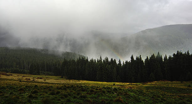 carpathian mountains in autumn - eastern europe mountain range mountain village imagens e fotografias de stock