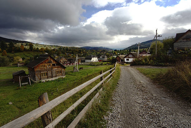 karpaten im herbst - eastern europe mountain range mountain village stock-fotos und bilder