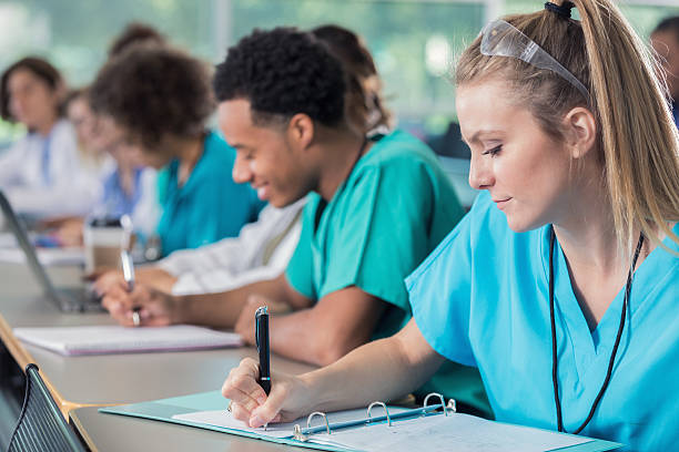 focus studenti di medicina prendere appunti durante la lezione - trainee computer medical student student foto e immagini stock