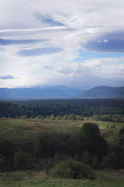 karpaten im herbst - eastern europe mountain range mountain village stock-fotos und bilder