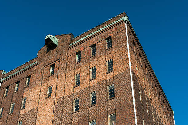istock Clean brick along top edge of old warehouse 628096598