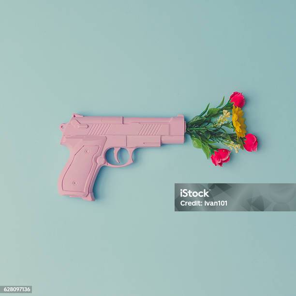 Pistola Hipster Rosa Sobre Fondo Pastel Azul Con Flores Pastel Foto de  stock y más banco de imágenes de Arma de mano - iStock