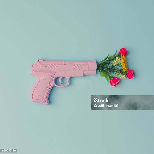 Pistola Hipster Rosa Sobre Fondo Pastel Azul Con Flores Pastel Foto de stock y más banco de imágenes de Arma de mano - iStock Pistola Hipster Rosa Sobre Fondo Pastel Azul Con Flores Pastel Foto de stock y más banco de imágenes de Arma de mano - iStock