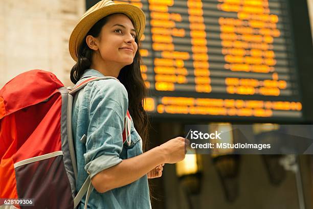 Junge Frau Überprüft Ihren Zug In Zeittafel Stockfoto und mehr Bilder von Flughafen - Flughafen, Reise, Tourist