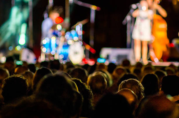 concert people music audience jazz bokeh band head - microphone stage music popular music concert imagens e fotografias de stock