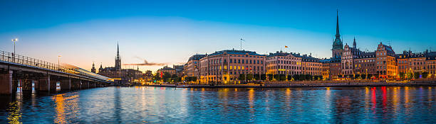 flèches de stockholm et restaurants au bord de l’eau gamla stan illuminé coucher de soleil suède - riddarholmen photos et images de collection