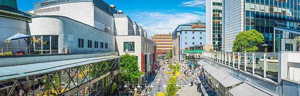 los peatones de estocolmo disfrutan del sol de verano de la calle comercial hotorget panorama suecia - stockholm market europe sweden fotografías e imágenes de stock