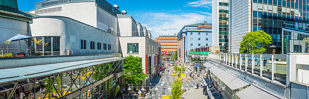 여름 햇살 을 즐기는 스톡홀름 보행자 호토르제 파노라마 스웨덴 - stockholm town square sergels torg city 뉴스 사진 이미지