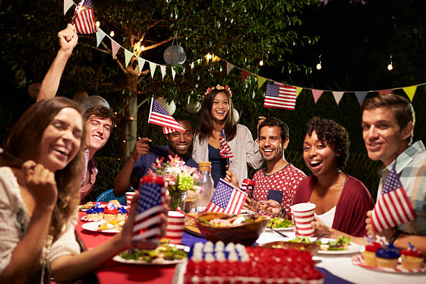 portret przyjaciół na 4 lipca holiday backyard party - indian flag zdjęcia i obrazy z banku zdjęć