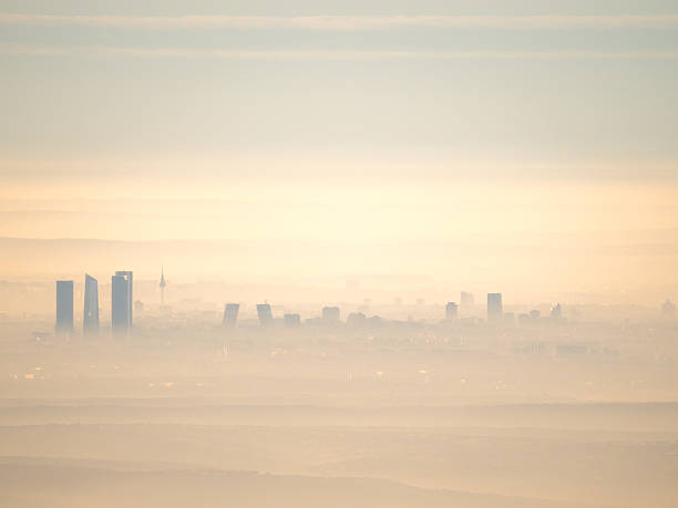 vista aérea de madrid ciudad con niebla por la mañana - madrid pollution fotografías e imágenes de stock