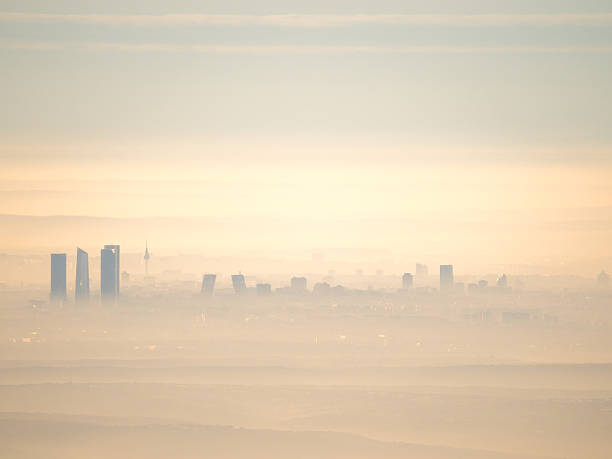 вид с воздуха на город мадрид с туманом утром - марево стоковые фото и изображения