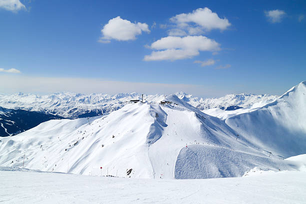 スキーピストと高い山の冬の雪の風景 - extreme terrain powder snow winter snow ストックフォトと画像