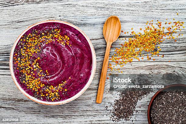 Acai Desayuno Superalimentos Batidos Tazón Con Semillas De Chía Polen De Abidad Foto de stock y más banco de imágenes de Asaí