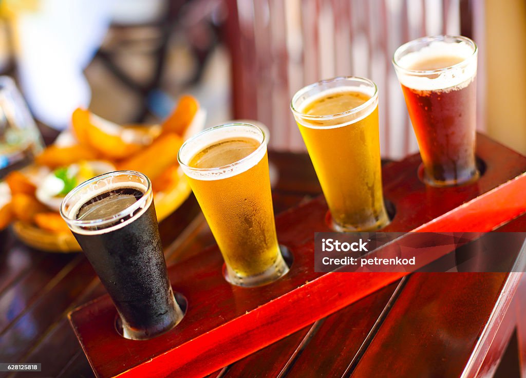Cuatro tipos de cerveza. Degustación de cerveza. Ale, porter, lager, pilsner - Foto de stock de Cerveza libre de derechos
