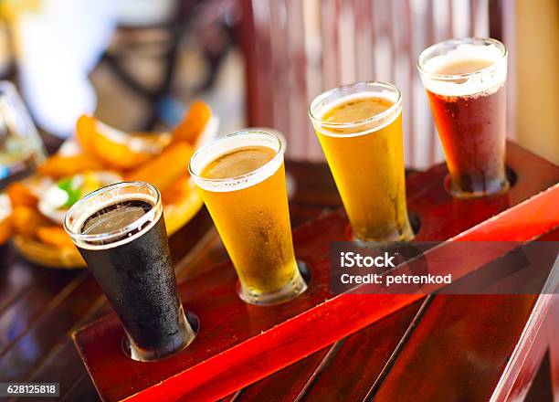 Cuatro Tipos De Cerveza Degustación De Cerveza Ale Porter Lager Pilsner Foto de stock y más banco de imágenes de Cerveza