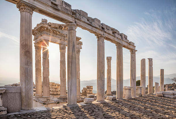храм траяна, пергам, бергама, измир, турция - architecture anatolia ancient civilization ancient greece стоковые фото и изображения