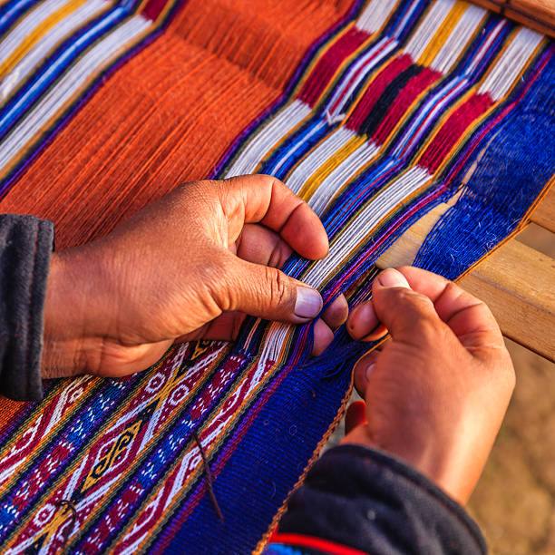 peruwiański kobieta tkania, sacred valley, chinchero - krosno zdjęcia i obrazy z banku zdjęć