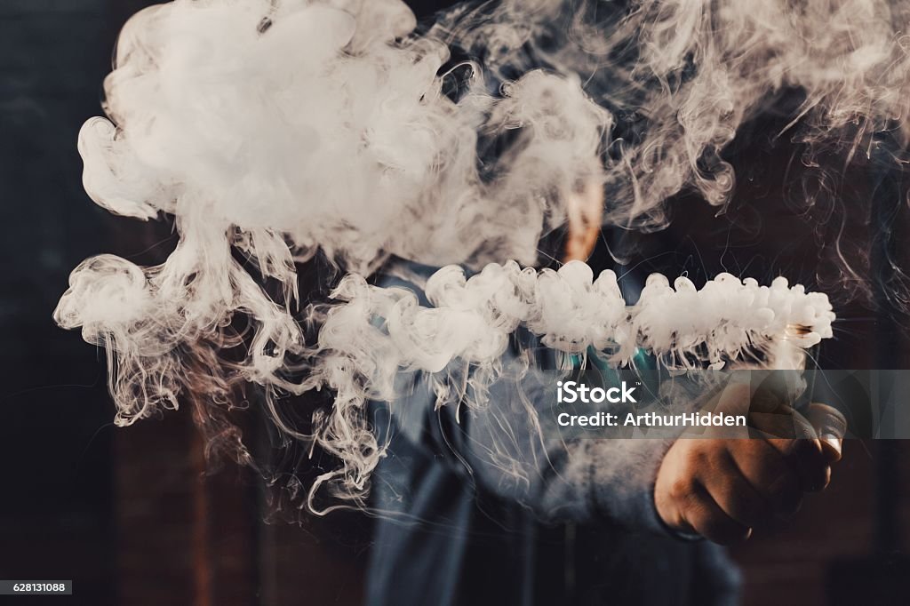 Mann verdampft eine elektronische Zigarette - Lizenzfrei Cool und Lässig Stock-Foto