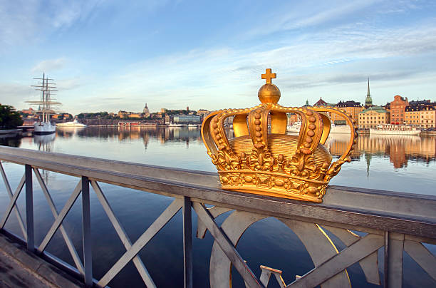 istock Golden Crown on a Skeppsholmsbron bridge 628134416