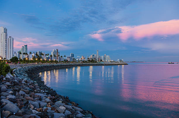 horizonte de la ciudad de panamá en la hora azul - panamá fotografías e imágenes de stock