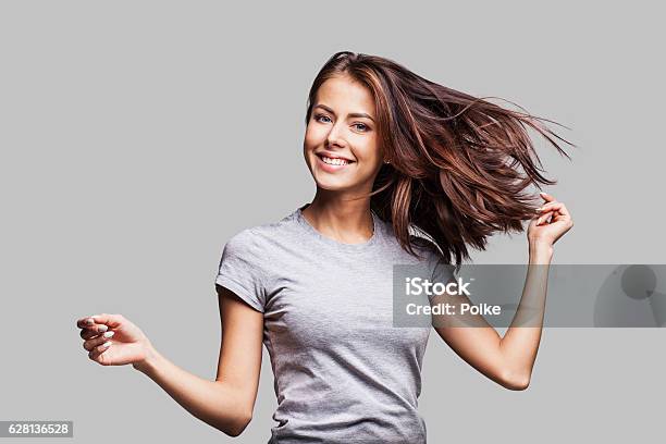 Photo libre de droit de Belle Femme Émotionnelle Profitant De La Vie banque d'images et plus d'images libres de droit de Femmes - Femmes, Une seule femme, Cheveux