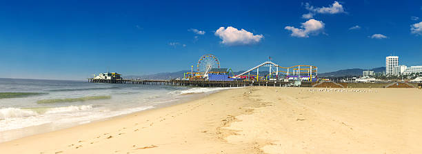 panorama obrazu molo w santa monica bez ludzi - amusement park ferris wheel pier california zdjęcia i obrazy z banku zdjęć