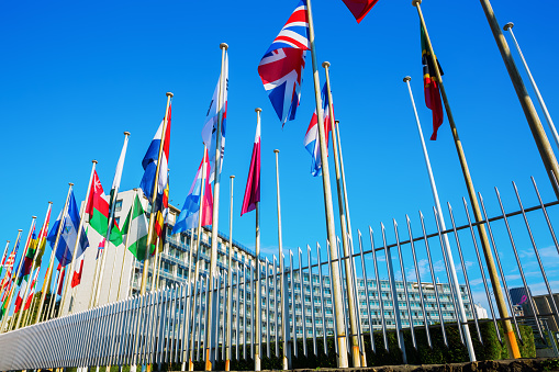 banderas mundiales frente a la sede de la UNESCO en París, Francia photo