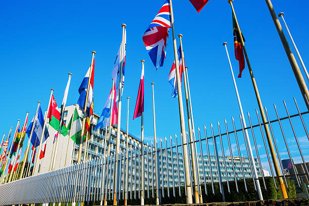 banderas mundiales frente a la sede de la unesco en parís, francia - patrimonio de la humanidad por la unesco fotografías e imágenes de stock