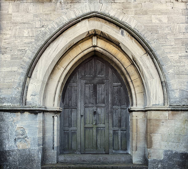 готический фигурной дверной проём - gothic style castle church arch стоков�ые фото и изображения