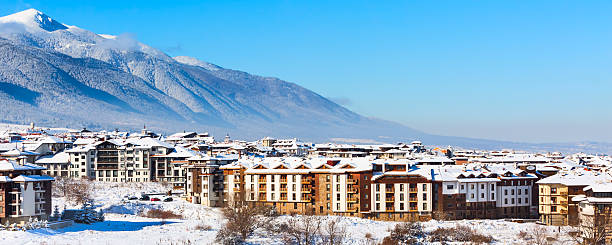 case e montagne innevate panorama nella stazione sciistica bulgara bansko - bansko foto e immagini stock