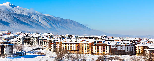 ブルガリアのスキーリゾートバンスコの家や雪山のパノラマ - バンスコ 写真 ストックフォトと画像