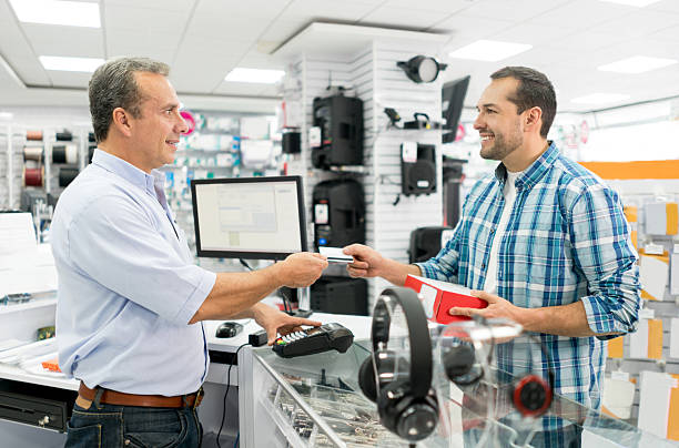 기술 상점에서 쇼핑하는 남자 - 전자제품점 뉴스 사진 이미지