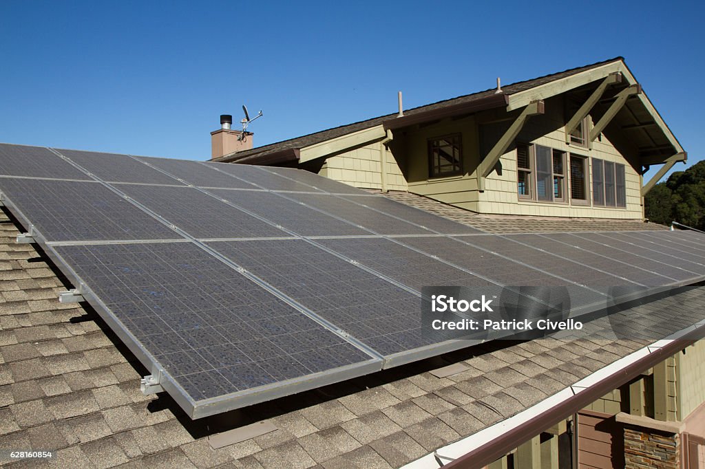 panneaux solaires sur le toit de la maison - Photo de Panneau solaire libre de droits