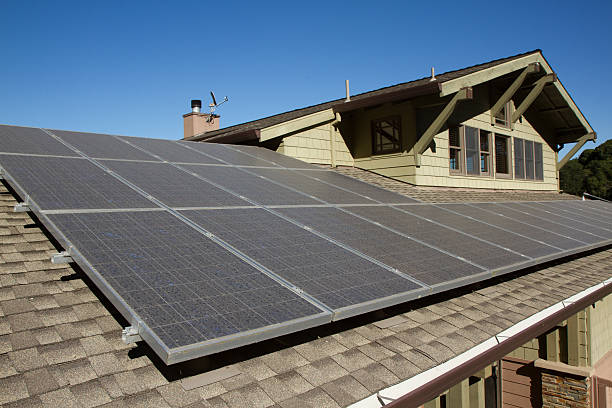painéis solares no telhado da casa - solar roof - fotografias e filmes do acervo