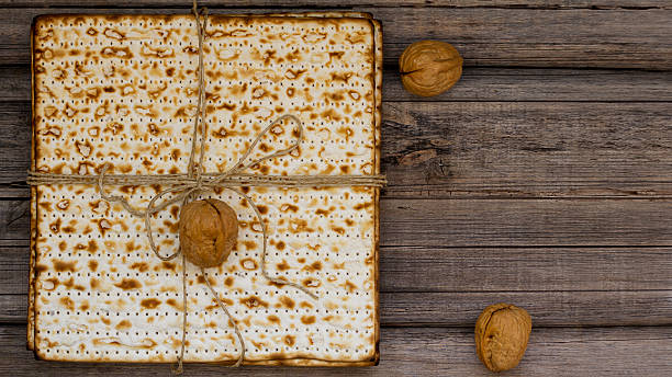 pila di pane matzah su uno sfondo di legno vintage - passover seder judaism afikoman foto e immagini stock