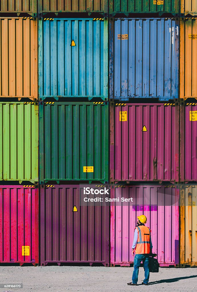 The engineer working with Cargo Containers - Royalty-free Contentor de Carga Foto de stock