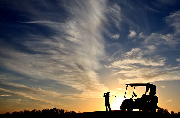silhueta de golfista júnior com carrinho de golfe - unrecognizable person sky athlete competitive sport - fotografias e filmes do acervo