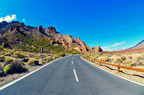 vulkan el teide, nationalpark teneriffa. straße durch lavafelsen. - el teide national park stock-fotos und bilder