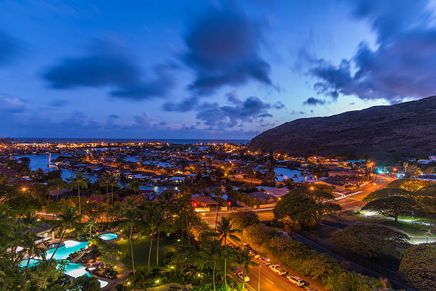 sunset dusk in hawaii kai marina on oahu, hawaii - hawaii islands tropical climate mountain residential structure imagens e fotografias de stock