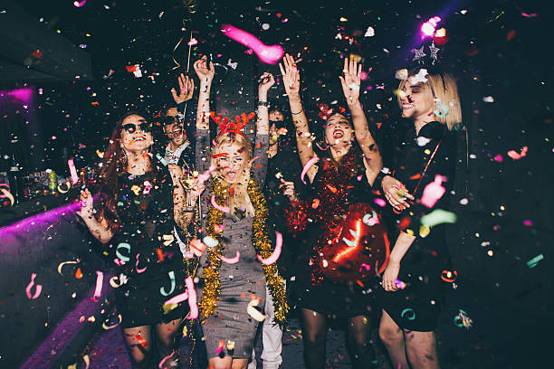 grupo de amigos divirtiéndose en el club - friendship nightlife women celebration fotografías e imágenes de stock