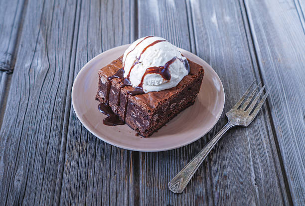 czekolada fudgy brownie z lodami waniliowymi na wierzchu. - fudgy zdjęcia i obrazy z banku zdjęć