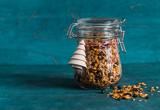 bożonarodzeniowy słoik z czekoladą z dyni granola. domowy prezent świąteczny. - jar oatmeal granola glass zdjęcia i obrazy z banku zdjęć