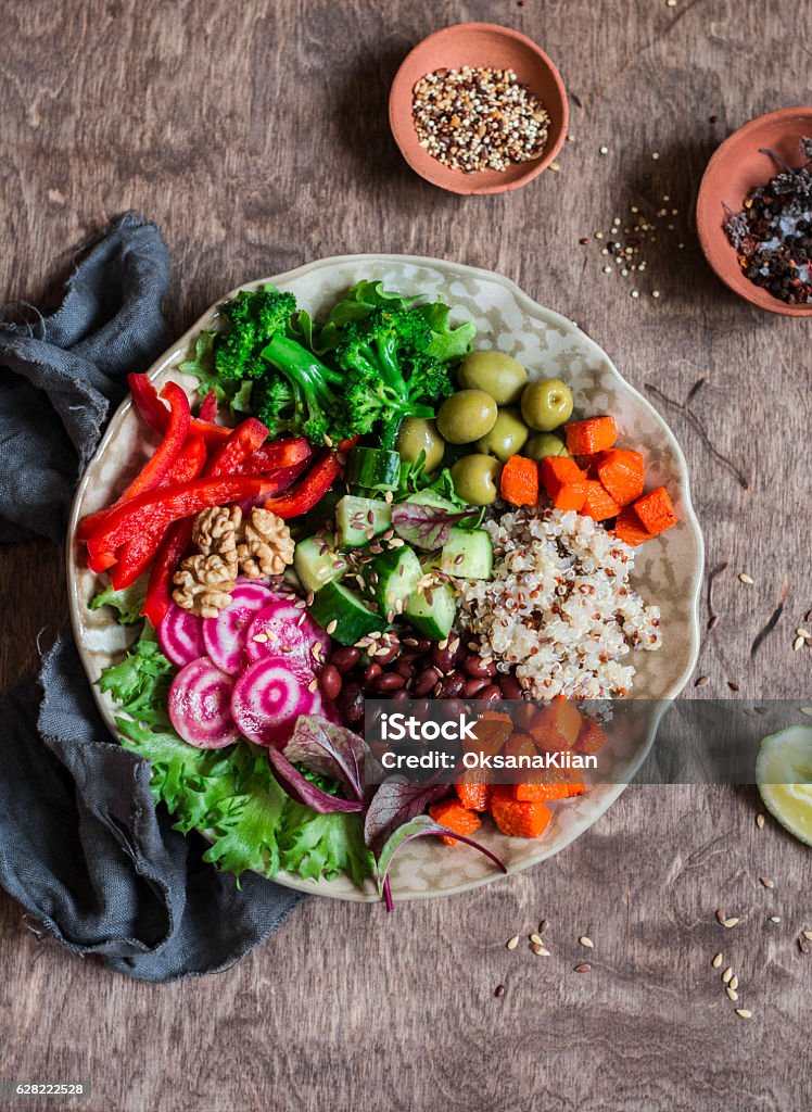 Tigela de quinoa e legumes. Conceito de alimentos saudáveis, vegetarianos e diet - Foto de stock de Tigela - Louça royalty-free