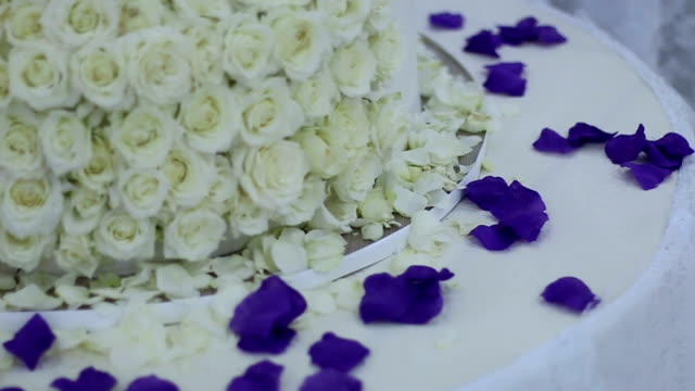 White roses on wedding cake-micro