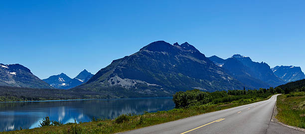 氷河国立公園 - going to the sun road ストックフォトと画像